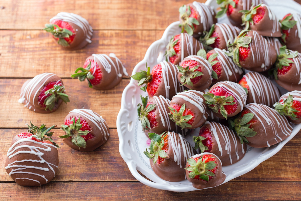 best open house dessert idea: chocolate dipped strawberries